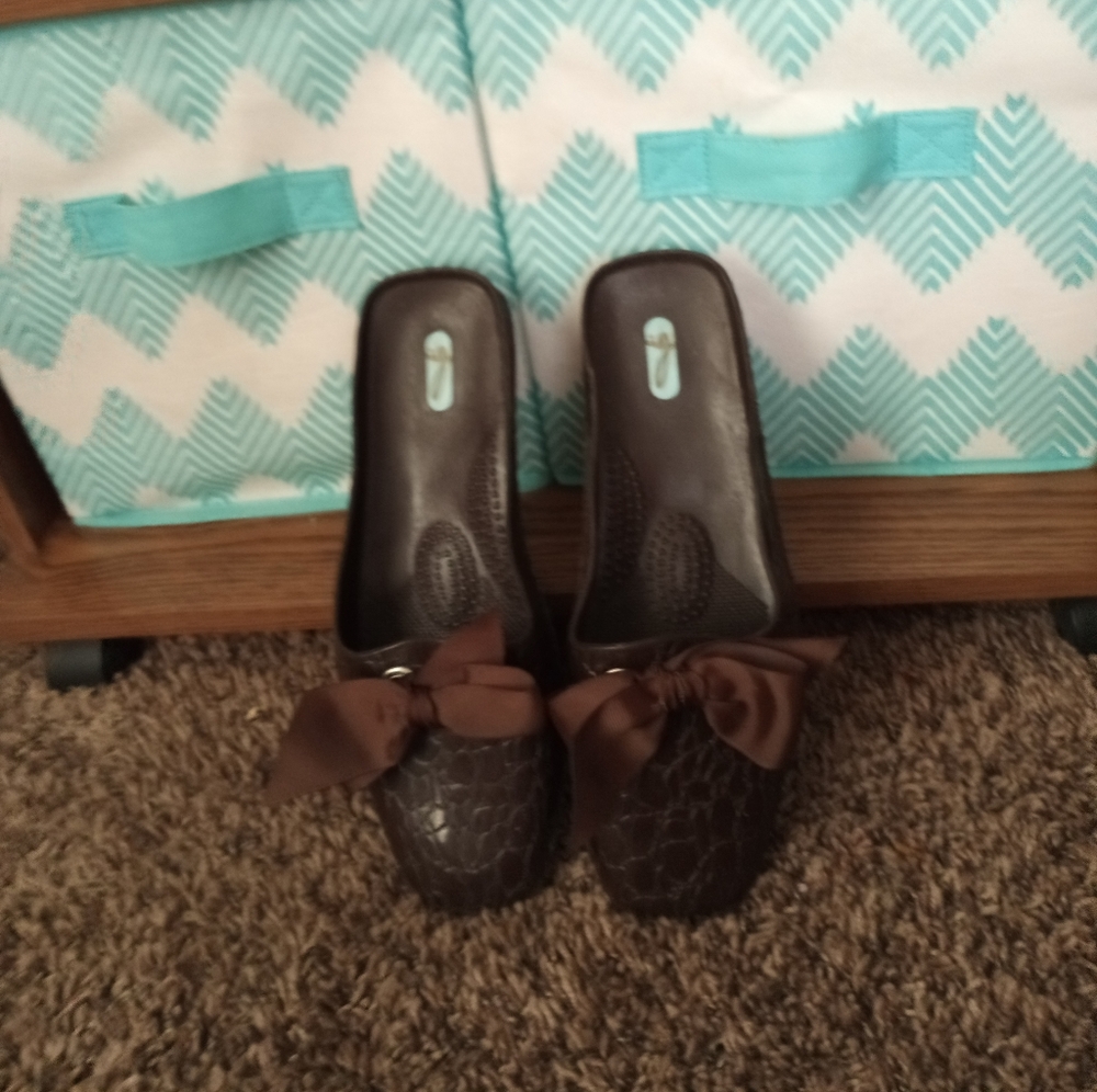 Sold NWOT OKA b. Brown Flats Size L